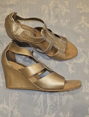 TOETOS Women's Solsoft- Gold Mid Heel Platform Wedges Sandals - 8 M US